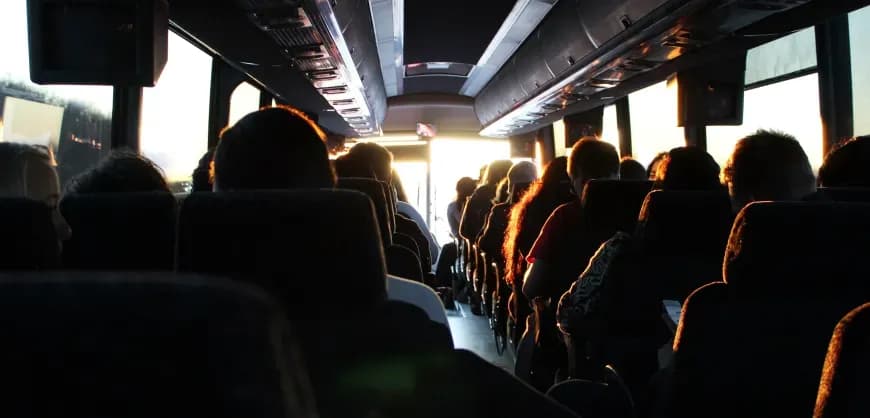 Jak dojechać z Nicei do Antibes - szybkie i tanie opcje transportu