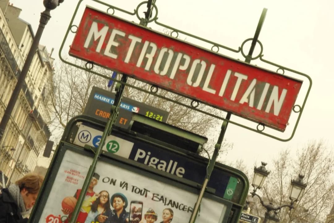 Jak dojade do Paryża? Najlepsze i tanie opcje transportu z Polski