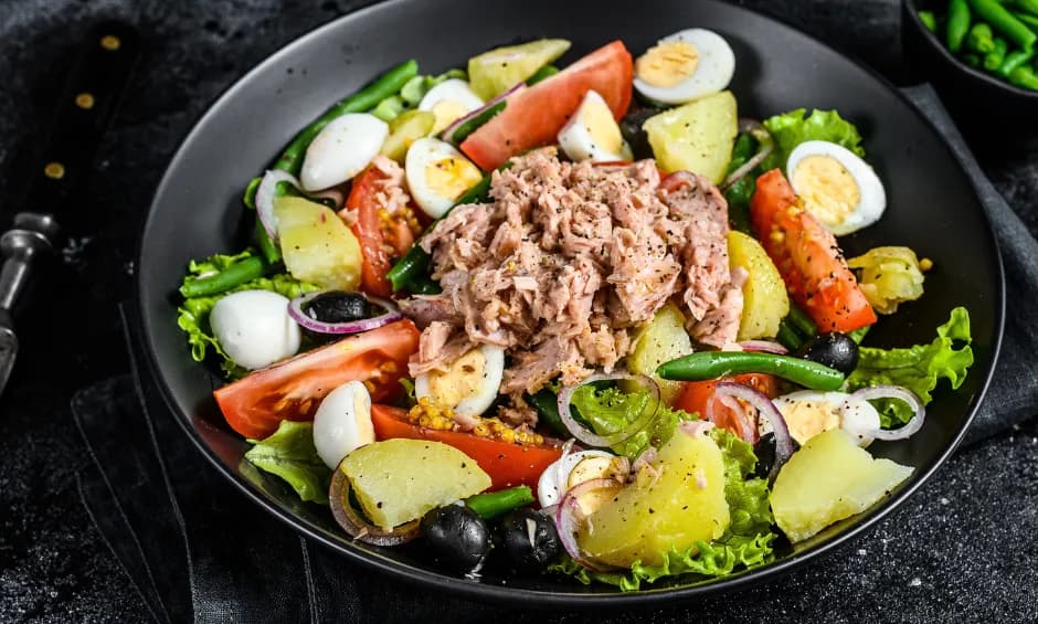 Autentyczna sałatka niçoise - przepis na smakowitą ucztę z historią