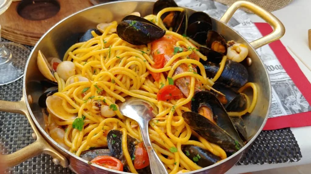 Gdzie zjeść w Riva del Garda? Najlepsze restauracje i dania do spróbowania