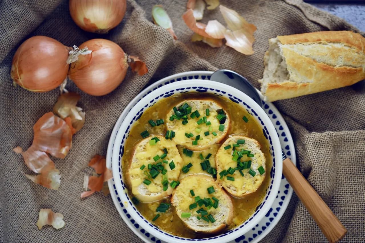 Najlepszy przepis na zupę cebulową, który zaskoczy Twoje kubki smakowe
