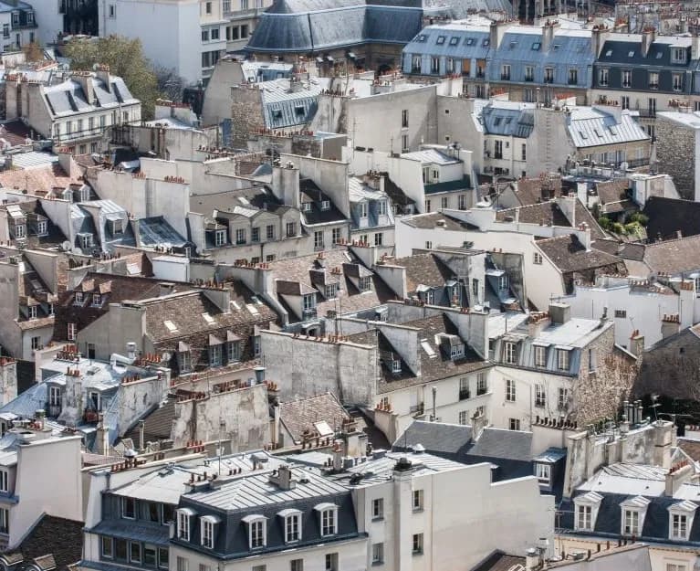 Czego nie ma w Paryżu? Zaskakujące fakty o brakujących elementach