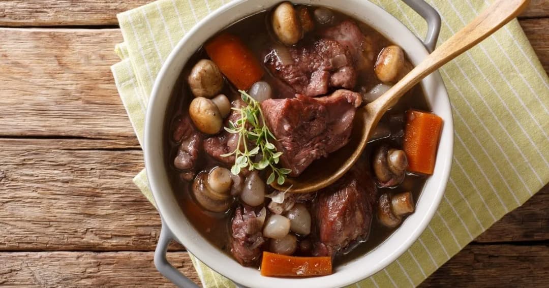 Coq au vin – tradycyjny przepis, który zaskoczy Twoich gości