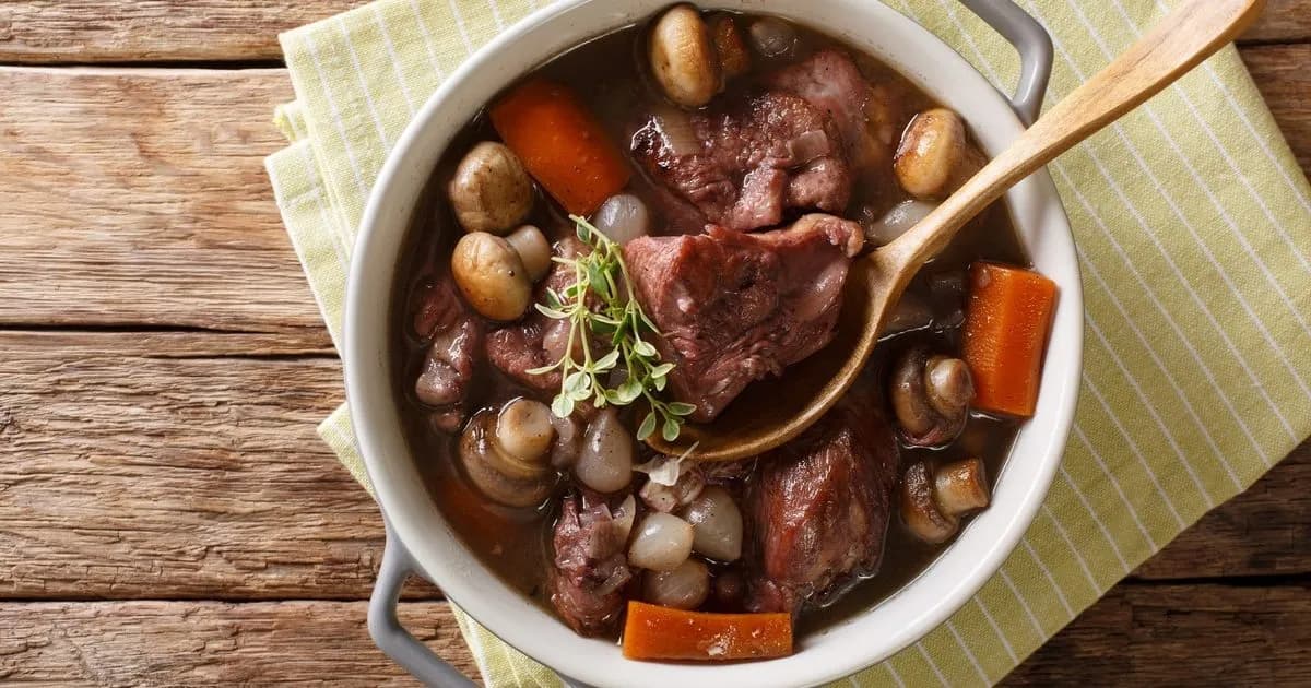 Coq au vin – tradycyjny przepis, który zaskoczy Twoich gości