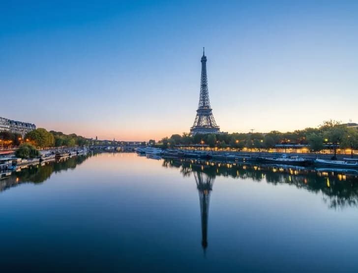 Dlaczego warto odwiedzić Paryż? Odkryj niezapomniane atrakcje i smaki