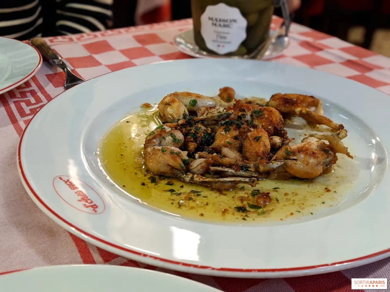 Gdzie zjeść żabie udka w Paryżu? Odkryj najlepsze miejsca na danie