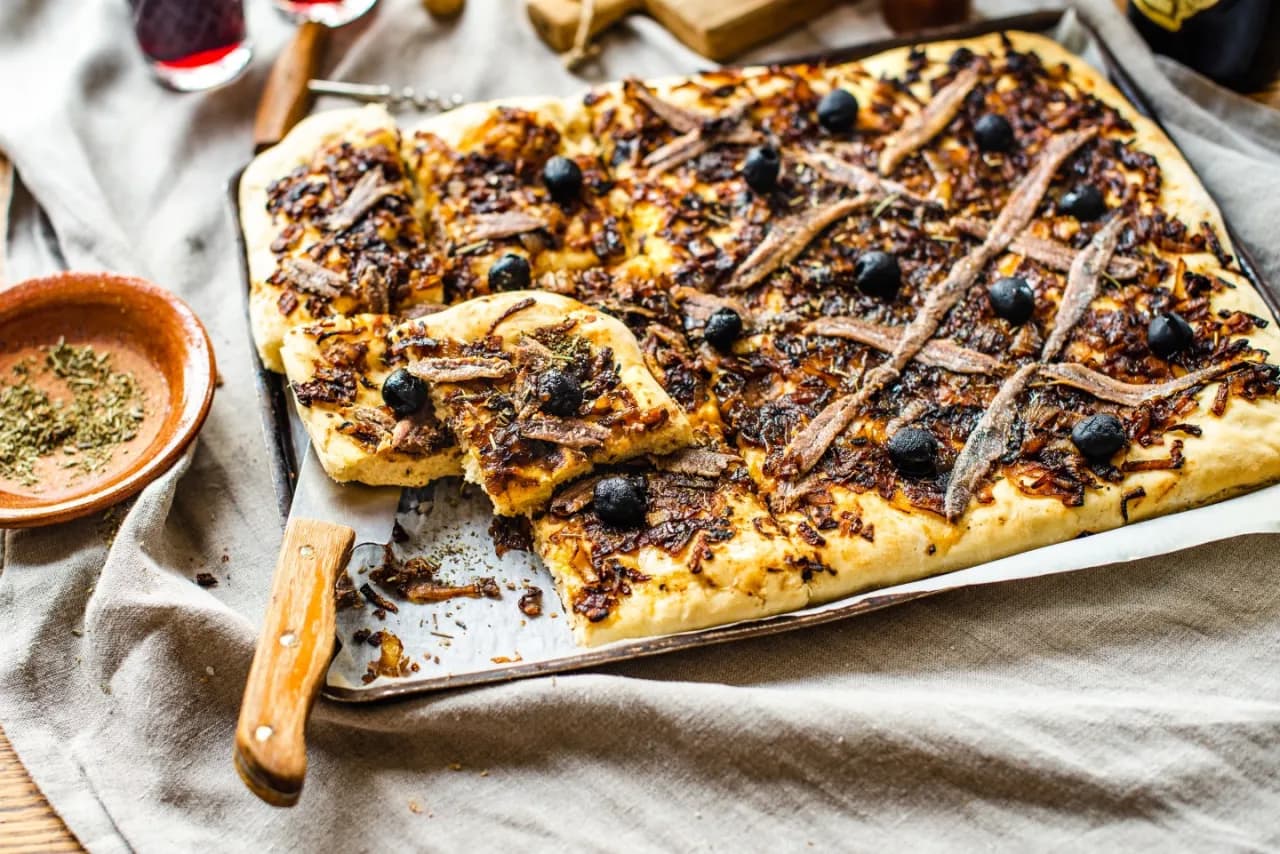 Pissaladière: Tradycyjny przepis na pyszną prowansalską pizzę